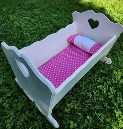 Cuna de muñeca blanca y rosa - miniatura 3