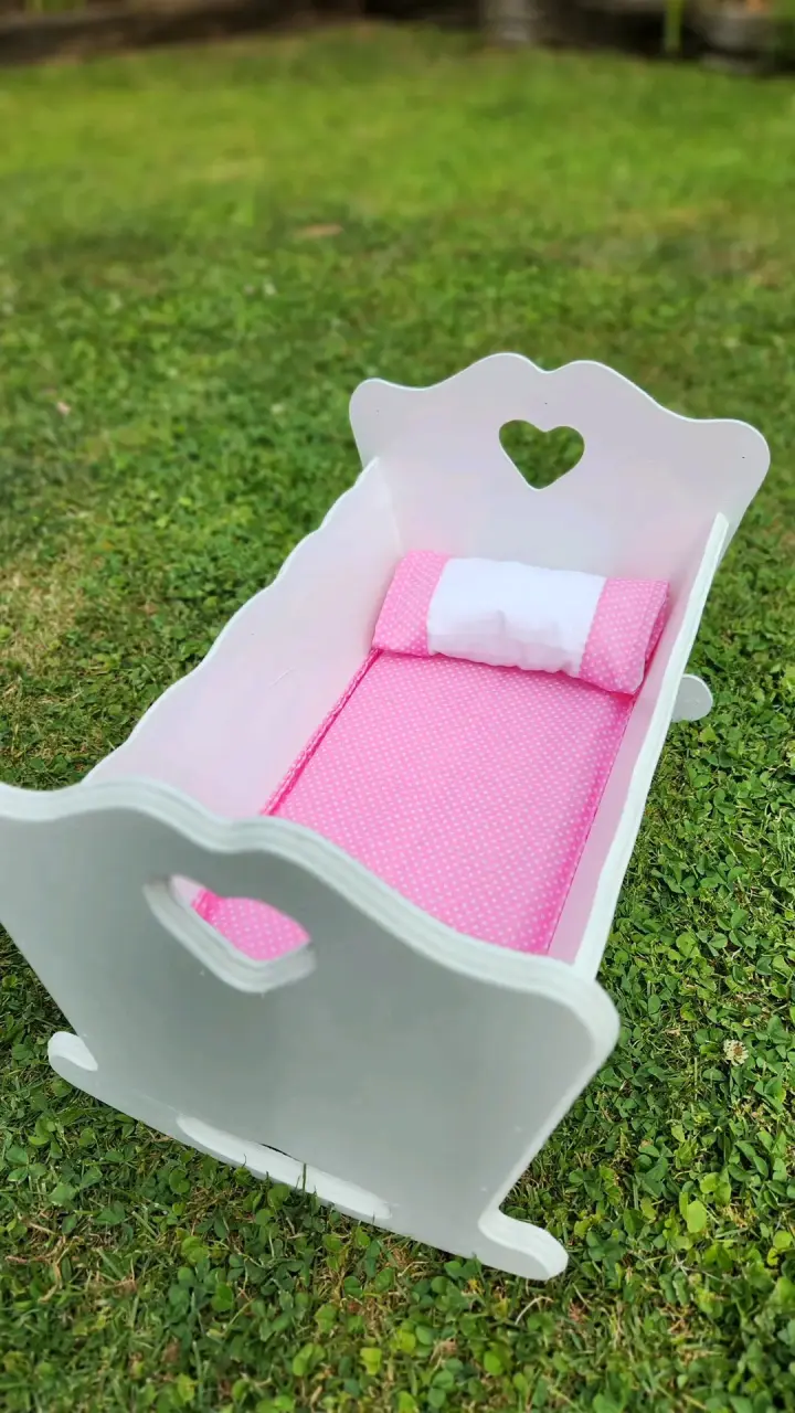 Cuna de muñeca blanca y rosa - 4