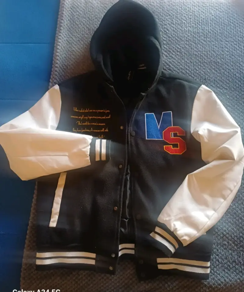 Chaqueta bomber negra con capucha