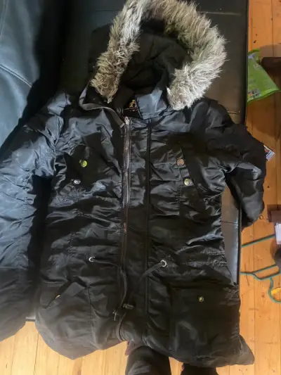 Parka negra con capucha de pelo - miniatura 1