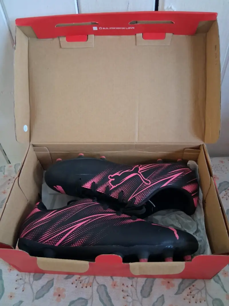 Zapatillas fútbol negras y rosas - 1