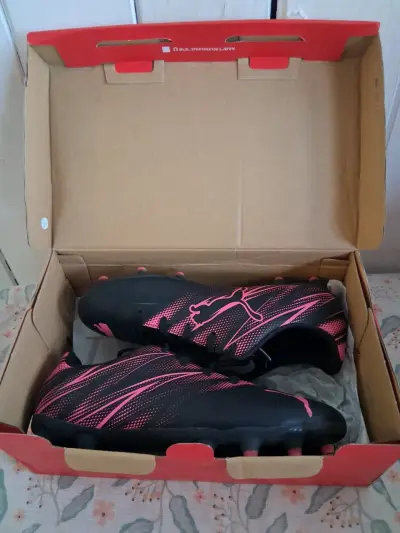 Zapatillas fútbol negras y rosas - miniatura 1