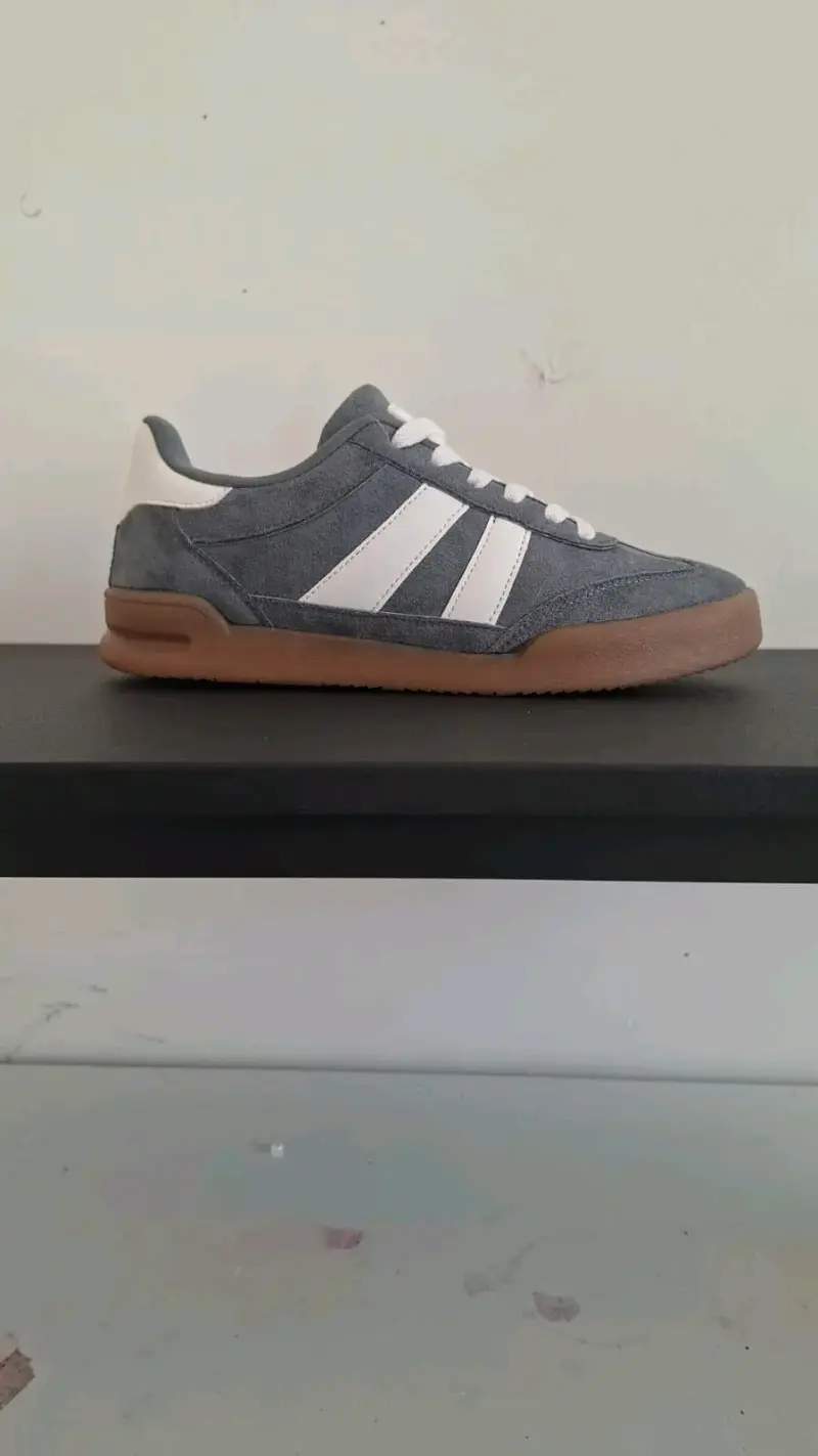Zapatillas deportivas gris y blanco - 1