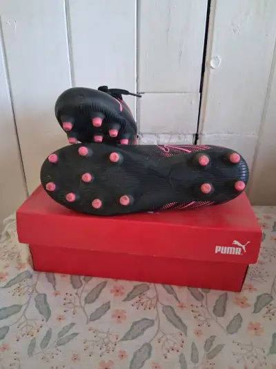 Zapatillas fútbol negras y rosas - miniatura 3