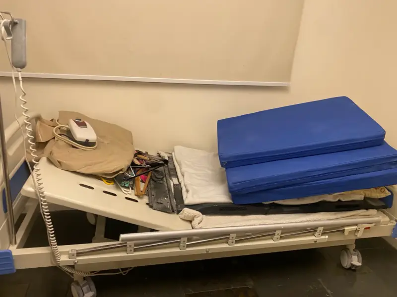 Cama hospitalaria eléctrica - 1