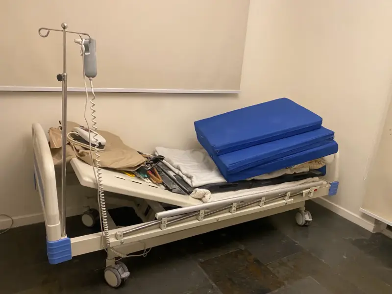 Cama hospitalaria eléctrica - 2