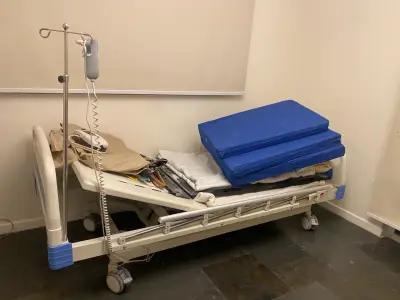 Cama hospitalaria eléctrica - miniatura 2