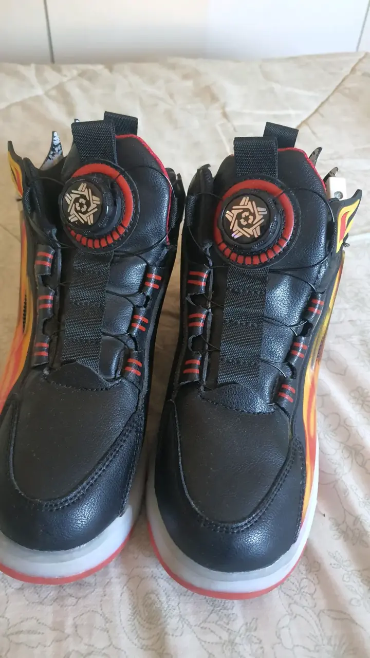 Zapatillas deportivas negras con detalles - 1
