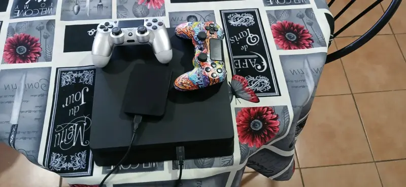 Consola PS4 con dos controles + lote de juegos - 1