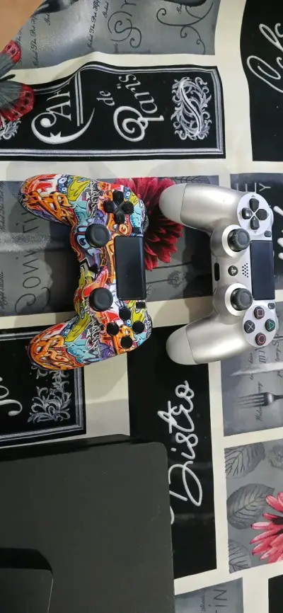 Consola PS4 con dos controles + lote de juegos - miniatura 2
