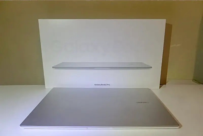 Samsung Galaxy Book2 Pro 15.6" AMOLED + Caja - 1