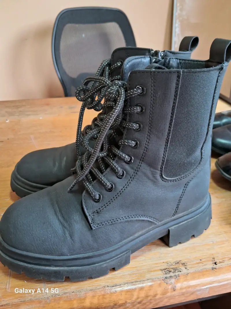 Bototos negros con cordones