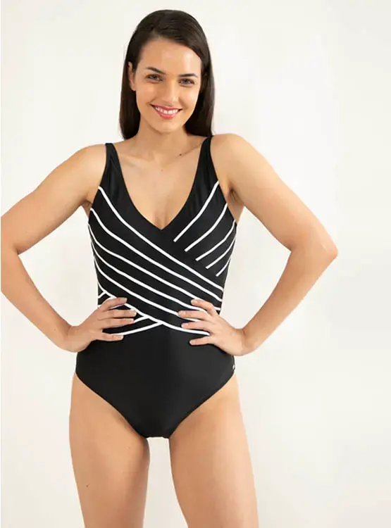Traje de baño negro con control abdominal - 1