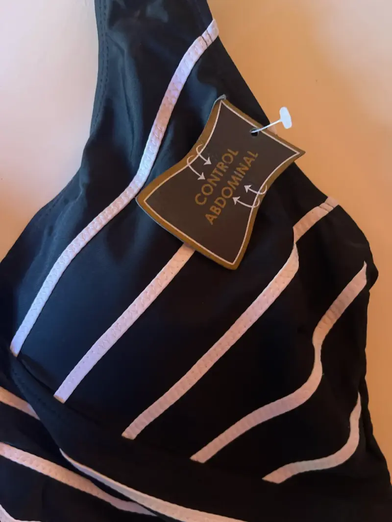 Traje de baño negro con control abdominal - 3