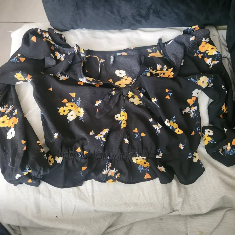 Blusa negra con flores
