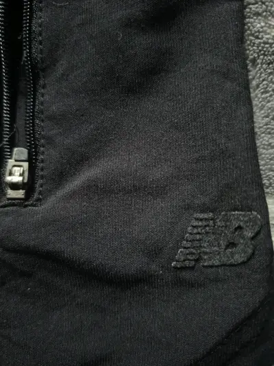 Chaqueta deportiva negra con cierre - miniatura 2