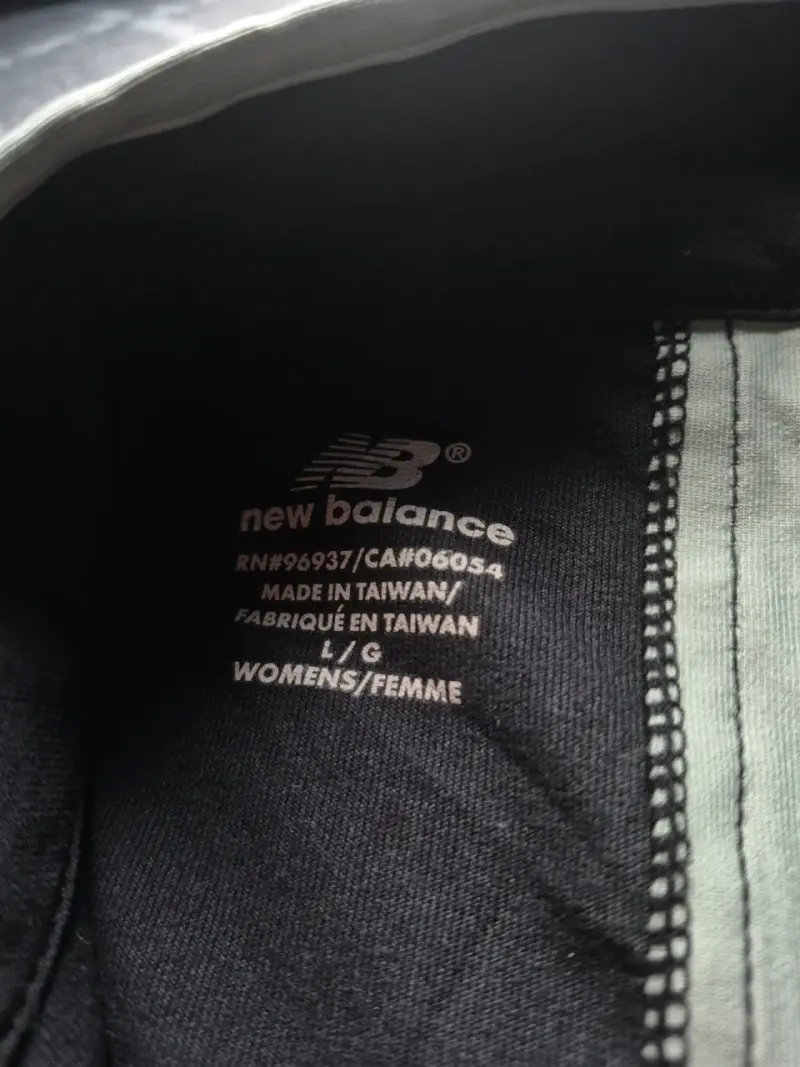 Chaqueta deportiva negra con cierre - 3