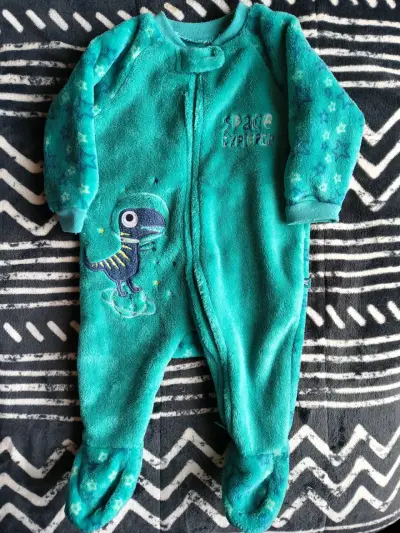 Pijama verde de bebé con dinosaurio - miniatura 1