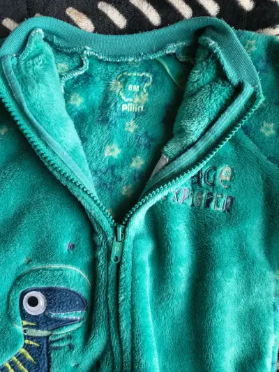 Pijama verde de bebé con dinosaurio - miniatura 2