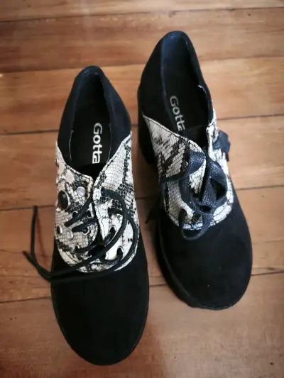 Zapatos negros con plataforma - miniatura 2