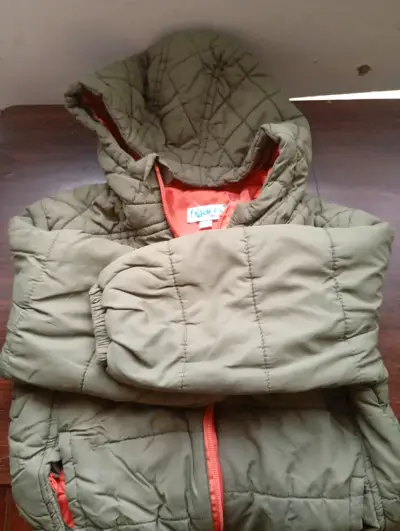 Chaqueta acolchada verde con capucha - miniatura 2