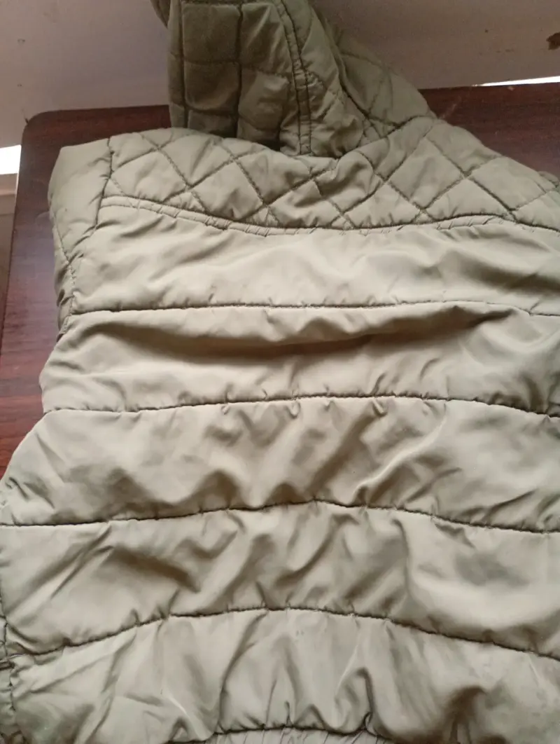 Chaqueta acolchada verde con capucha - 3
