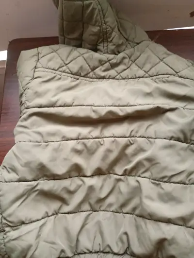 Chaqueta acolchada verde con capucha - miniatura 3