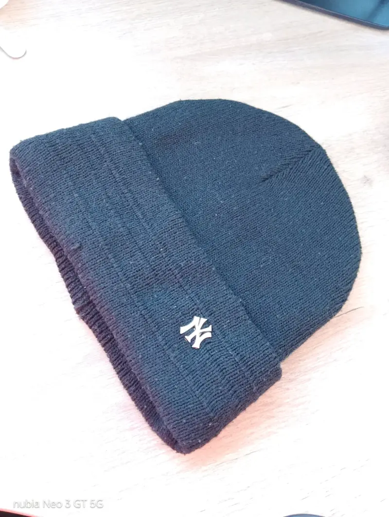Gorro tejido negro con logo