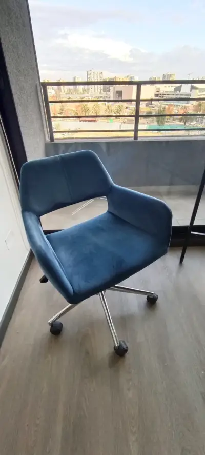 Silla de oficina azul con ruedas - miniatura 1