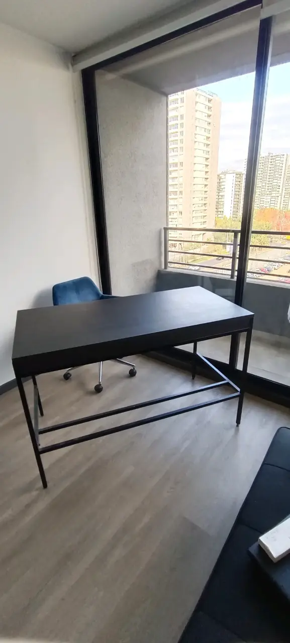 Silla de oficina azul con ruedas - 2