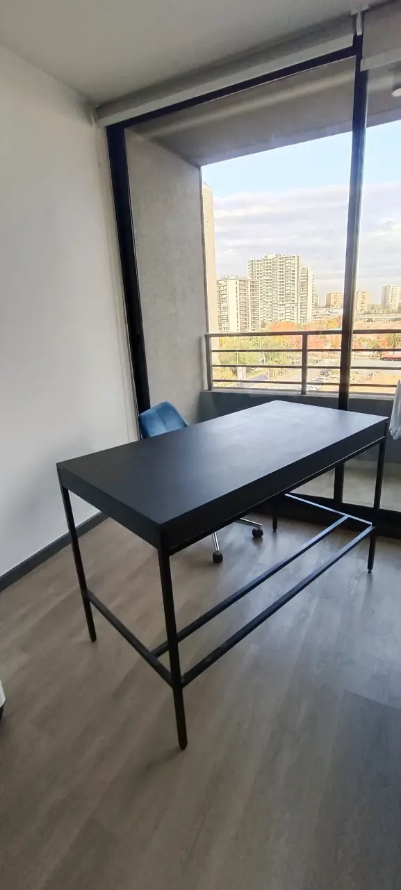 Silla de oficina azul con ruedas - 4