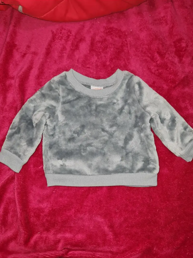 Polerón de felpa gris para niños