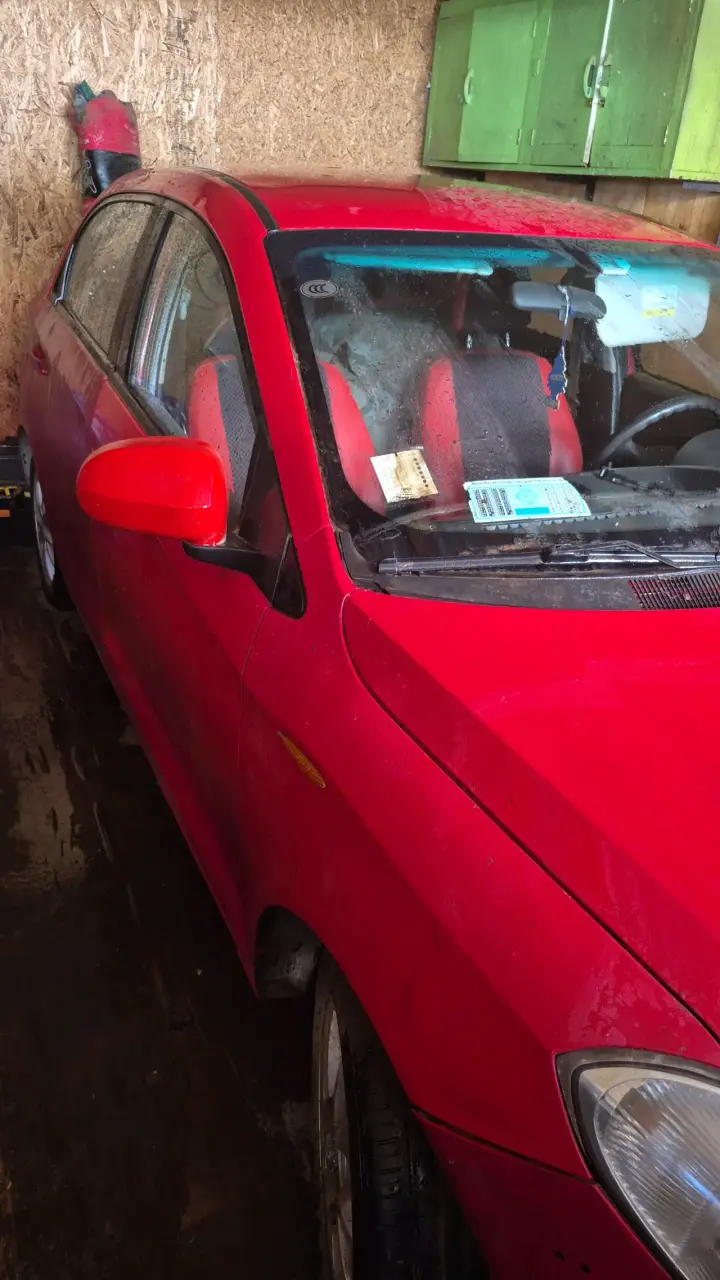 Auto rojo en buen estado