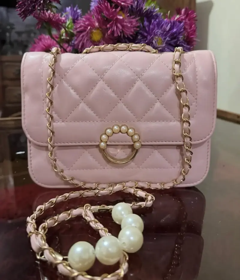 Cartera rosada con cadena dorada