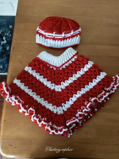 Poncho y gorro tejido rojo - miniatura 1