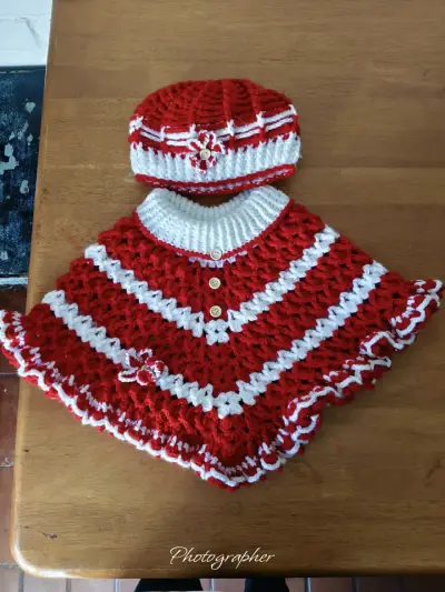 Poncho y gorro tejido rojo - miniatura 2