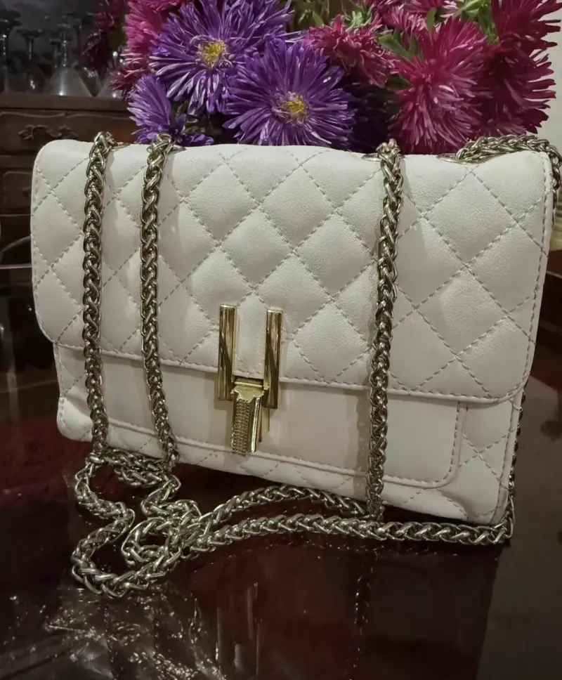 Cartera acolchada blanca con cadena