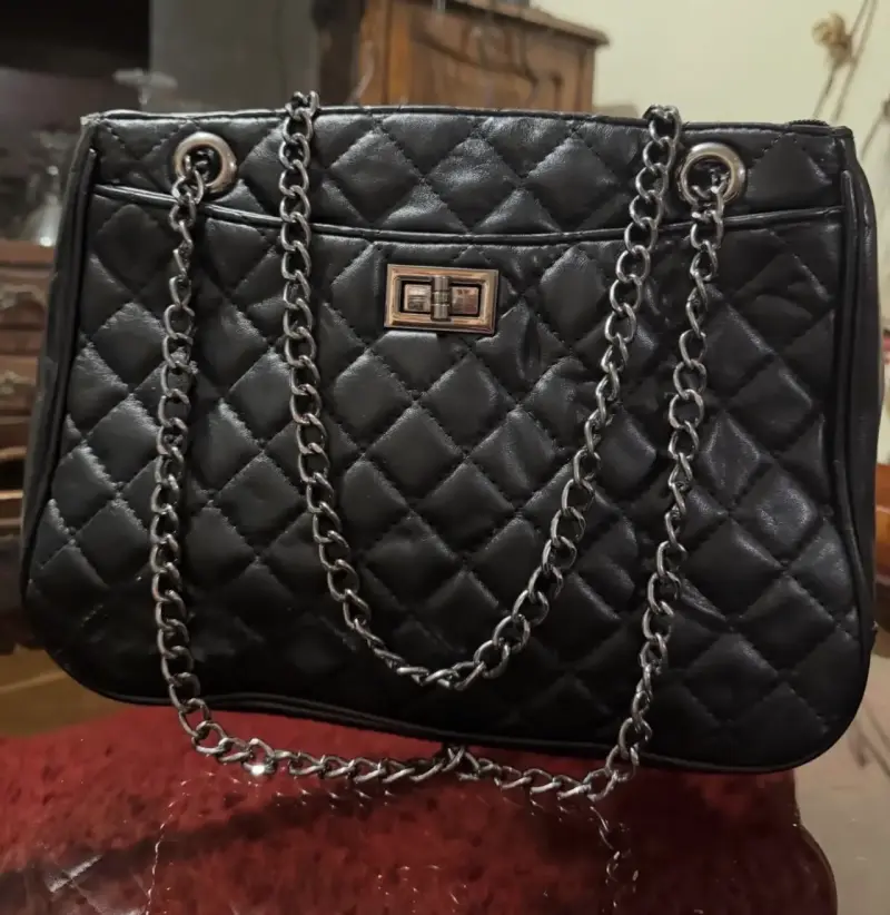 Cartera negra acolchada con cadena