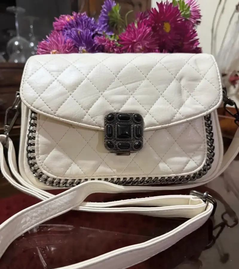 Cartera blanca acolchada