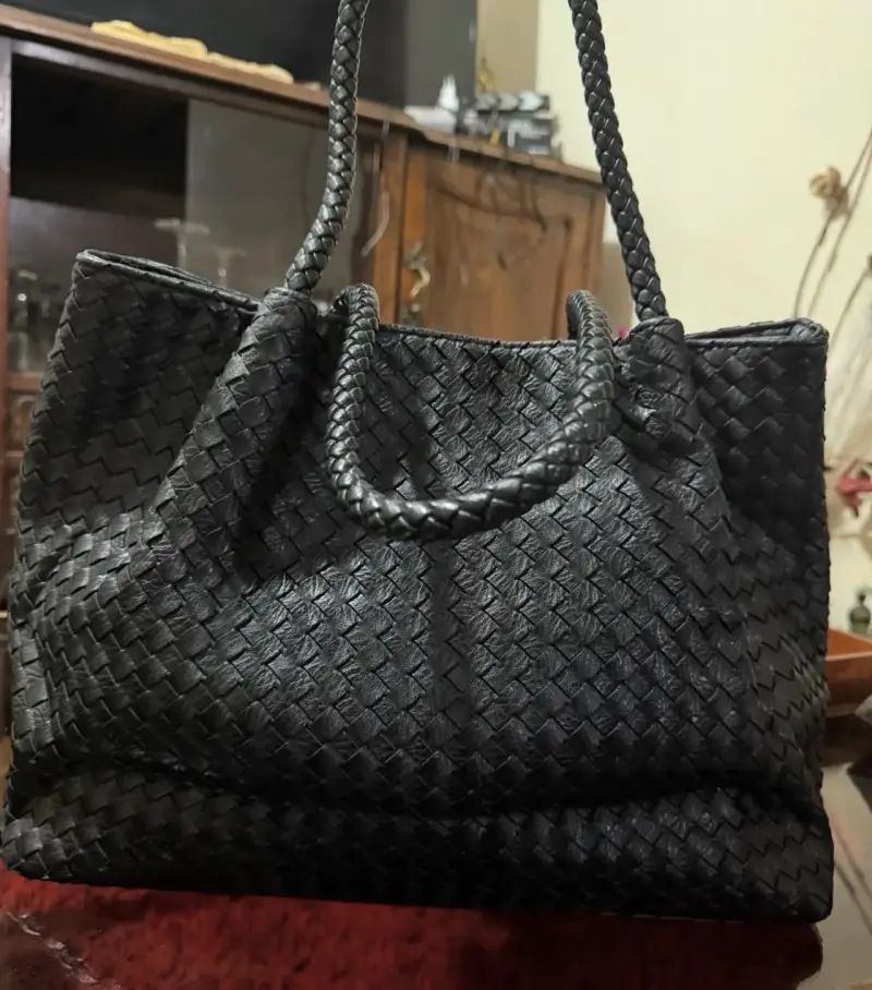 Cartera negra trenzada