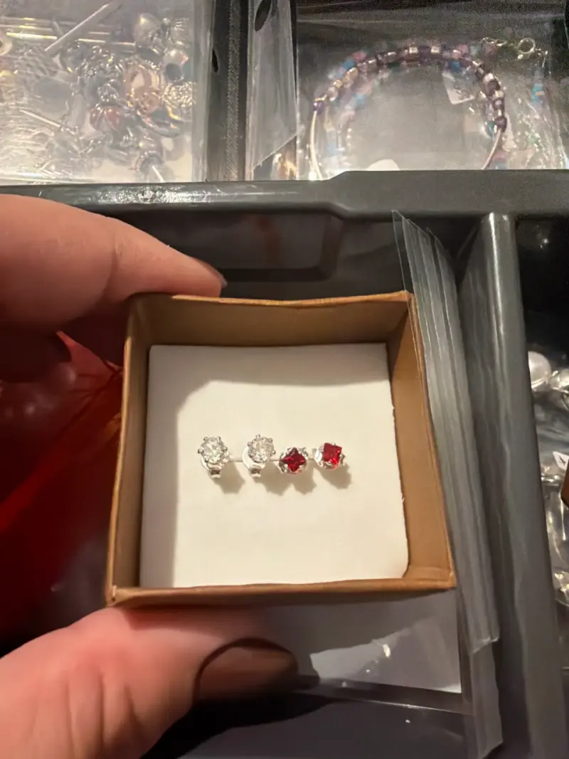 Aretes brillantes y rojos