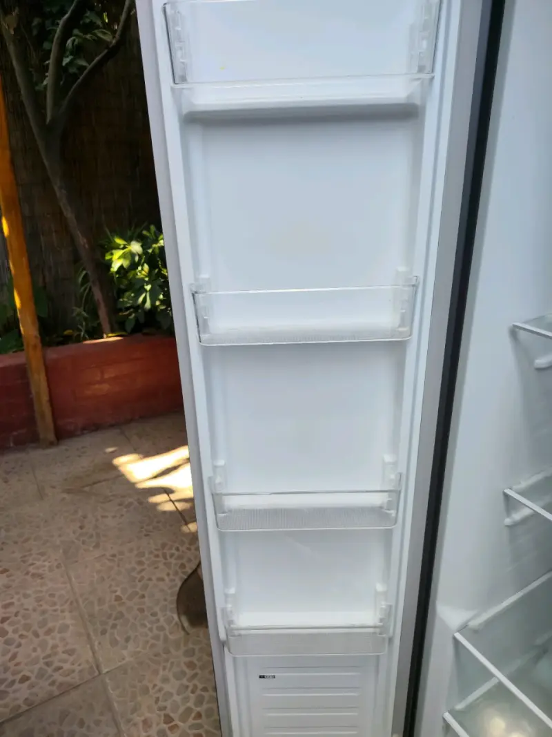 Refrigerador gris en buen estado - 4