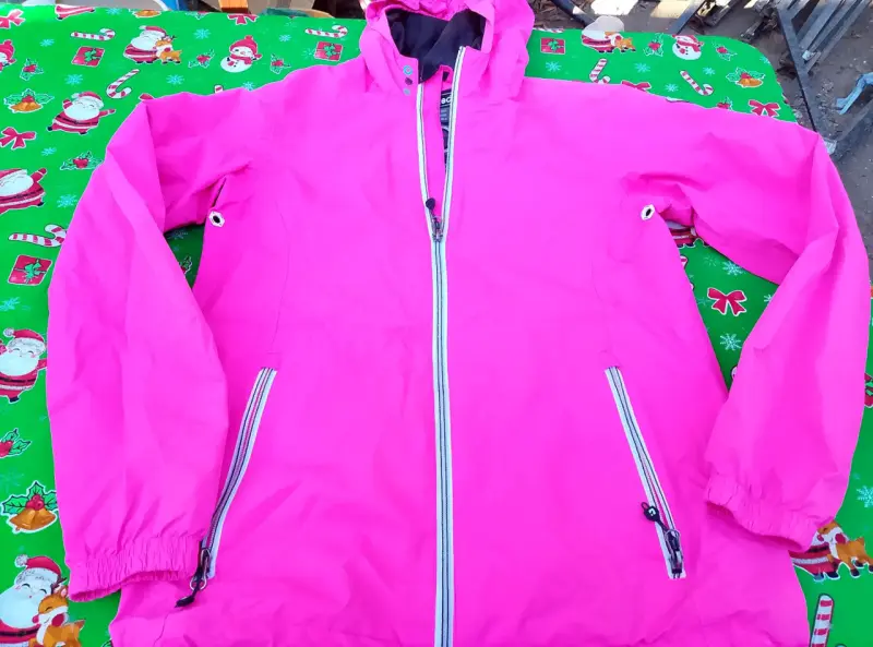 Chaqueta impermeable rosada - 1
