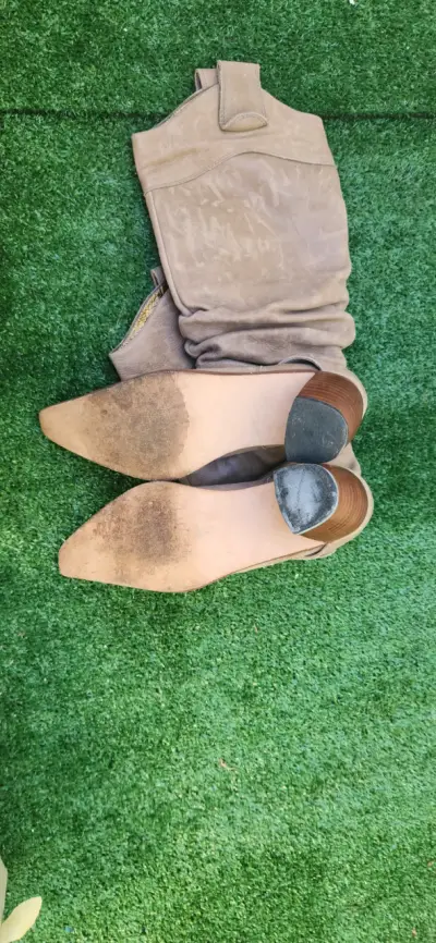 Botas de cuero beige usadas - miniatura 1