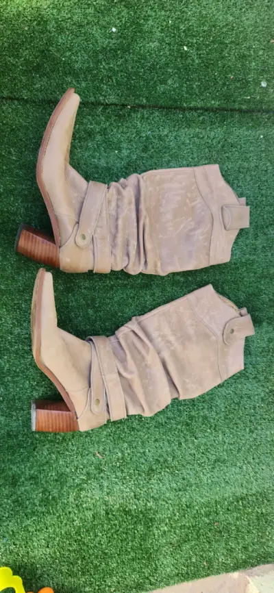 Botas de cuero beige usadas - miniatura 2