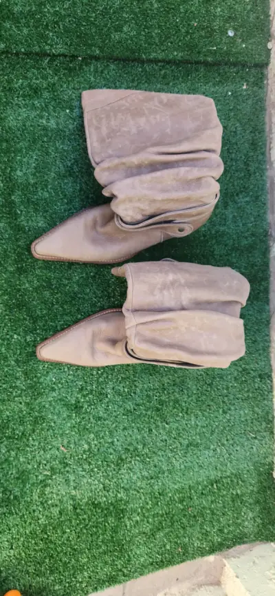 Botas de cuero beige usadas - miniatura 3