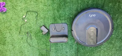 Aspiradora robot Eufy con base - miniatura 1
