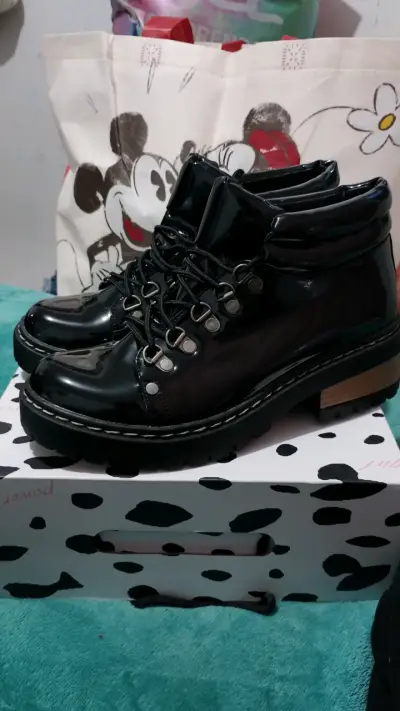 Botas negras de charol - miniatura 1