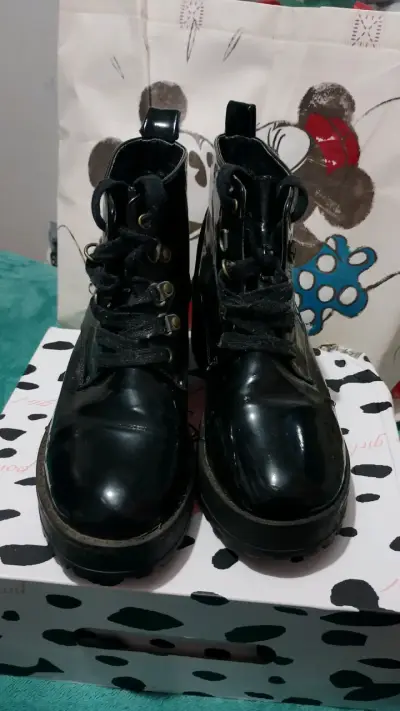 Botas negras de charol - miniatura 2