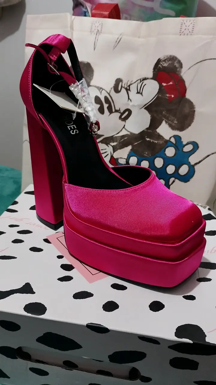 Tacones altos fucsia brillantes